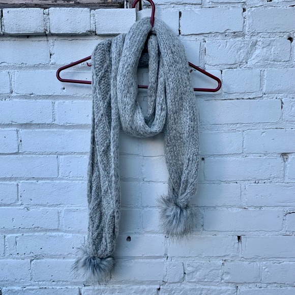 ✨Free Add-On✨ Grey Cable-Knit Scarf With Faux Fur - Picture 1 of 4